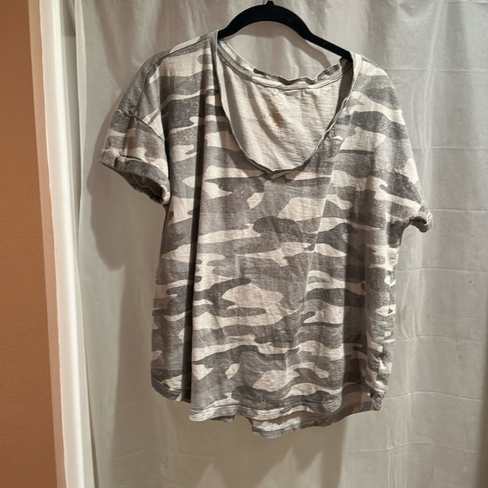 Maurices women’s 24/7 light green camo v-neck short sleeved T-shirt size XL
